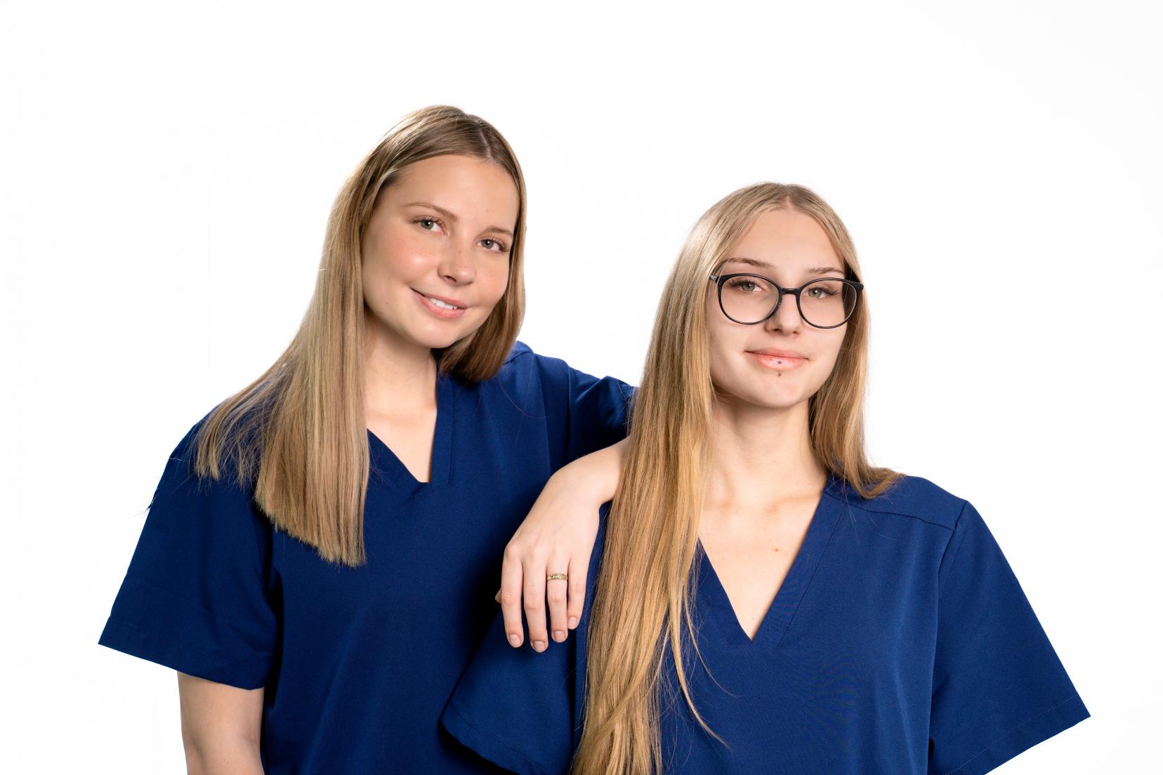 016 Zwei Mitarbeiterinnen der Praxis im weißen Kittel