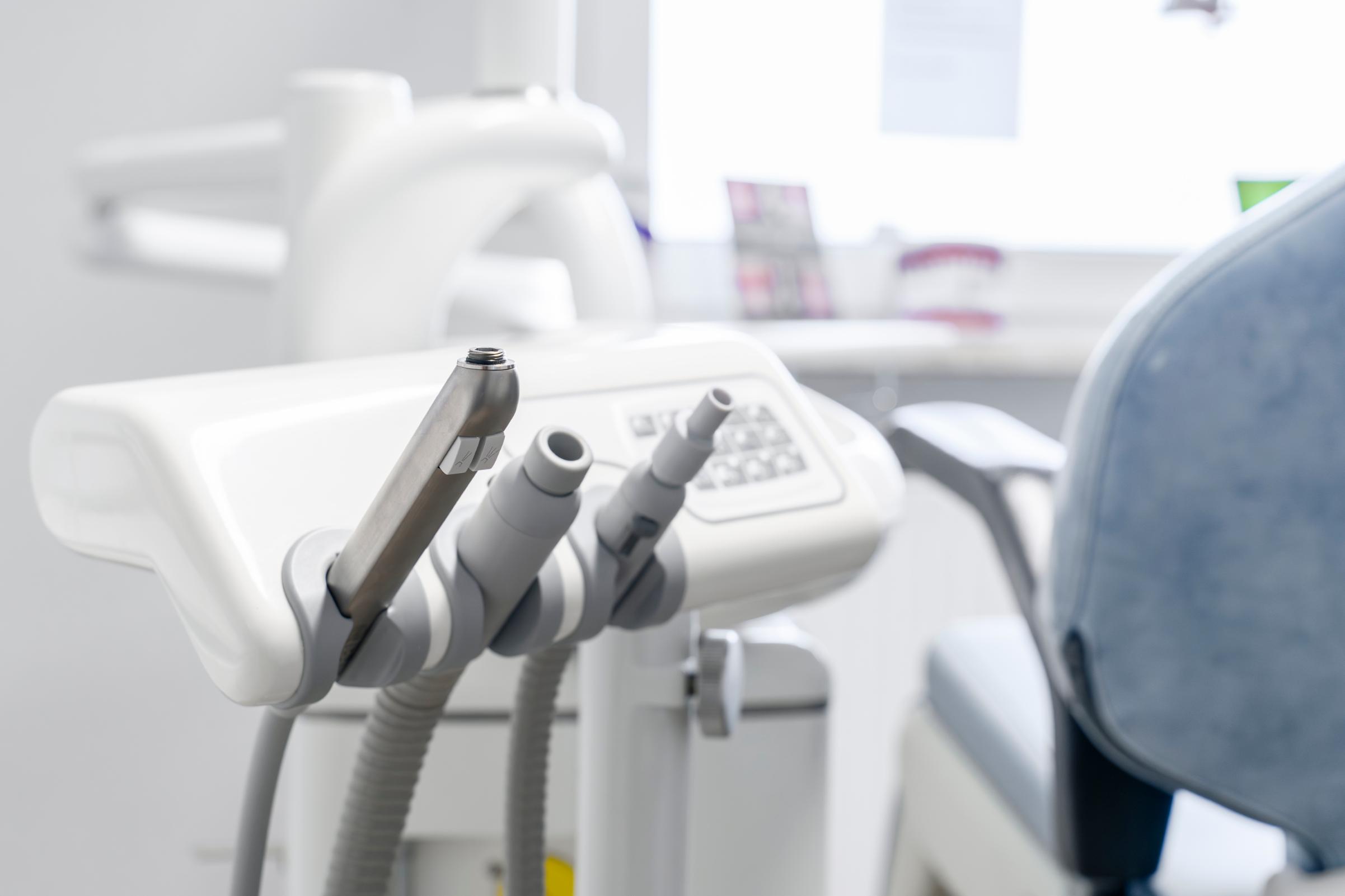 020 Behandlungsraum der Zahnarztpraxis Dr. Fehr in Schwarzach