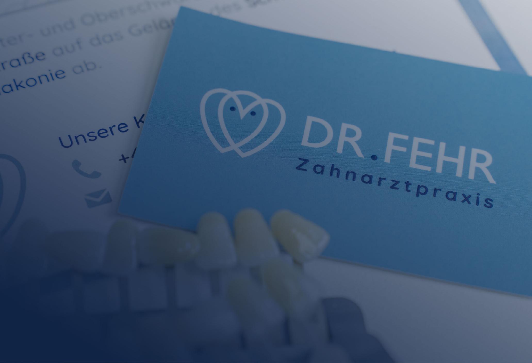Zahnersatz: Visitenkarte der Zahnarztpraxis Dr. Fehr