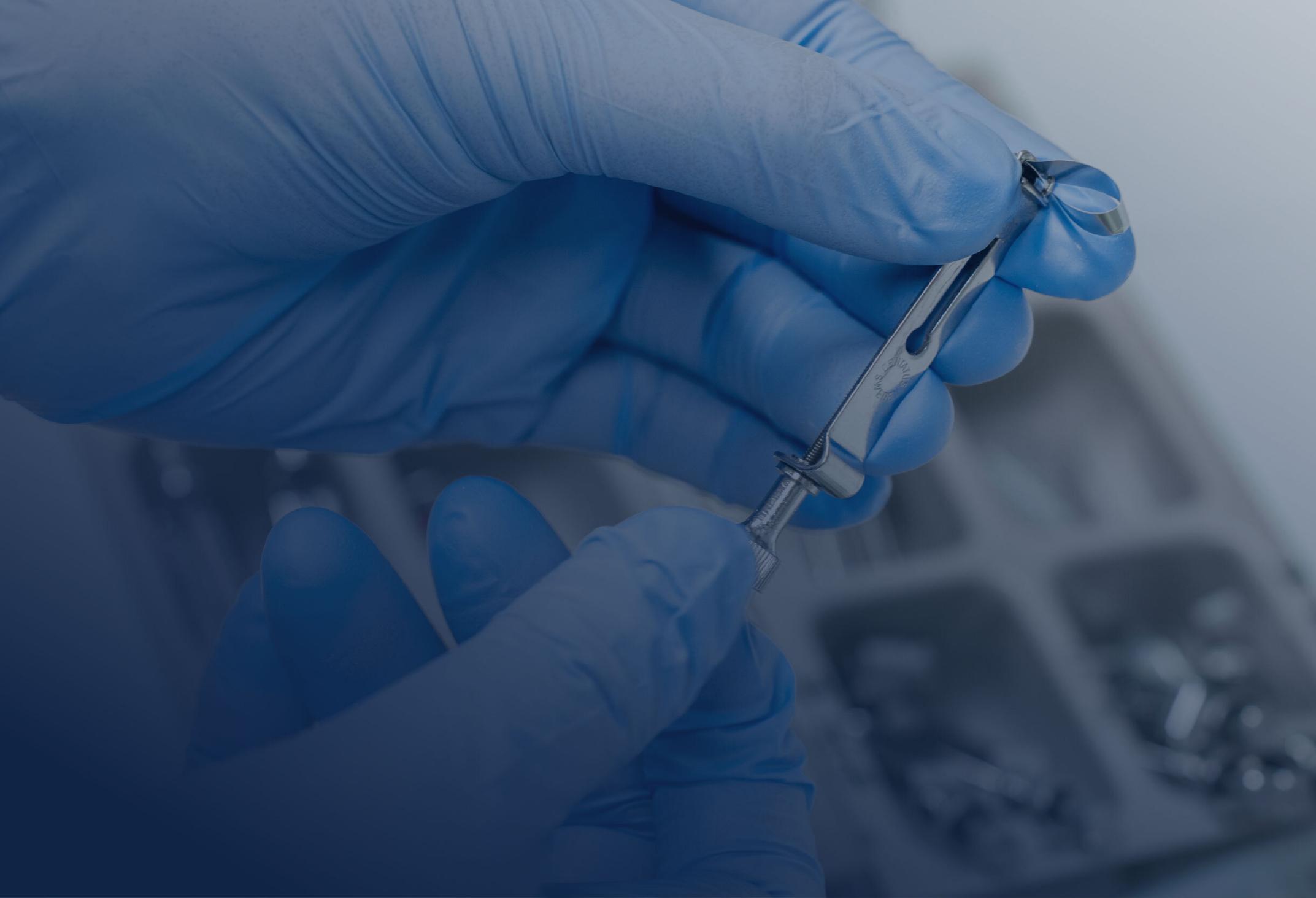 Chirurgie: Hand hält ein zahnärztliches Instrument